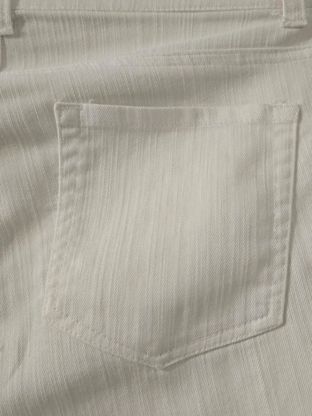 8P  Focus 2000 White Stretchy Capri Pants
